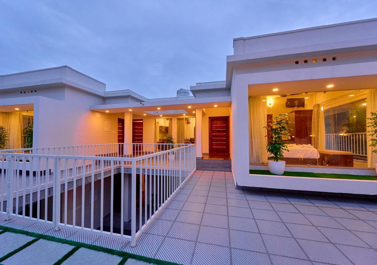 Glen Castle Vagamon Pool Resort By Voye Homes Exterior foto