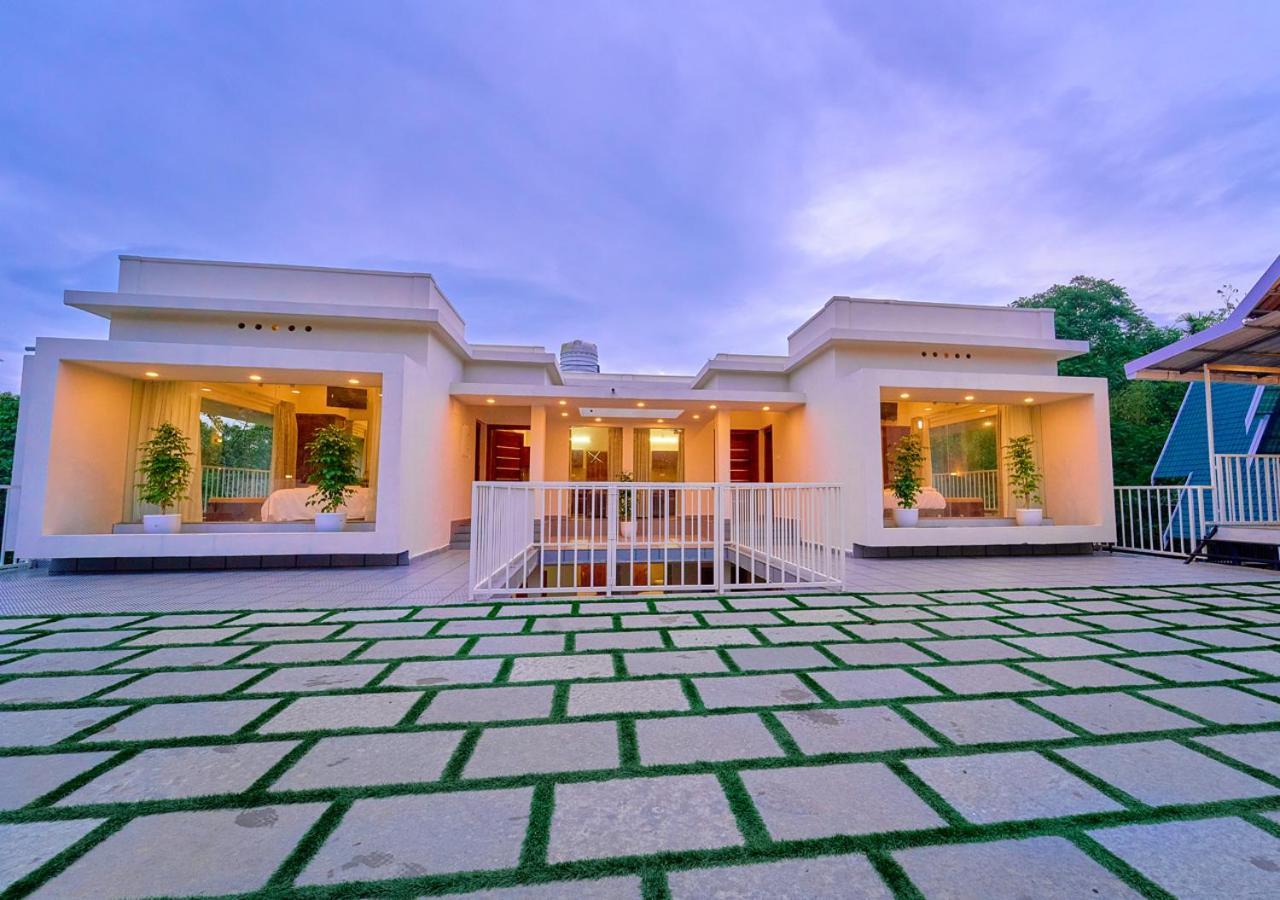 Glen Castle Vagamon Pool Resort By Voye Homes Exterior foto